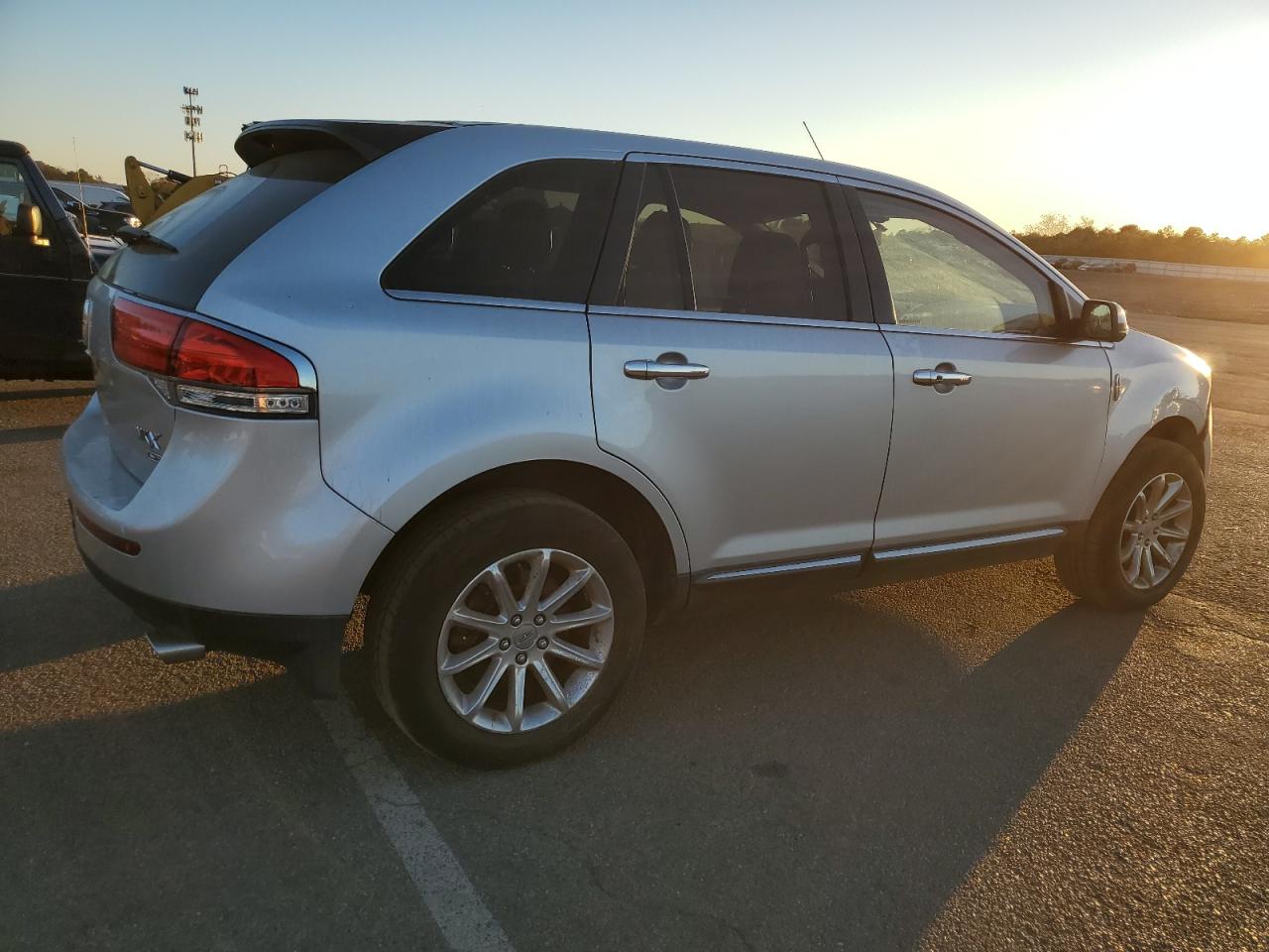 2012 Lincoln MKX VIN 2LMDJ8JK2CBL13762 Copart auction photo, front end / minor dent/scratches damage thumbnail 3