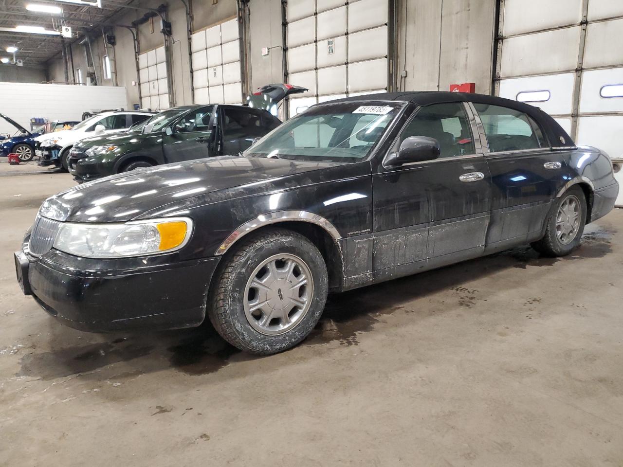 2000 Lincoln Town Car VIN 1LNHM82W7YY770311