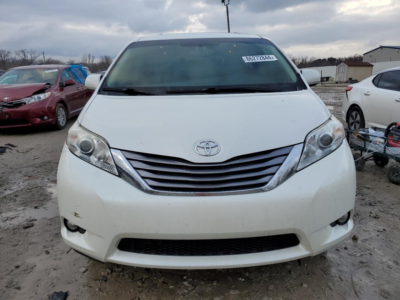 2017 Toyota Sienna VIN 5TDYZ3DCXHS884584 Copart auction photo, burn - interior damage thumbnail 5