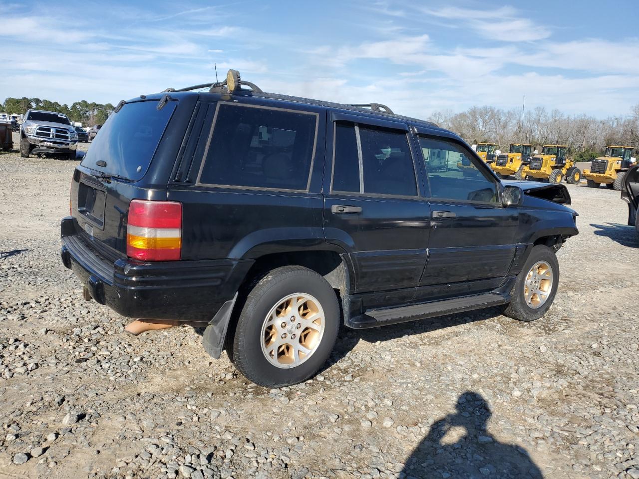 1997 Jeep Grand Cherokee VIN 1J4GZ78Y1VC598820 Copart auction photo, front end / minor dent/scratches damage thumbnail 3