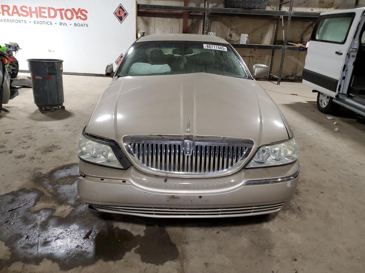 2004 Lincoln Town Car VIN 1LNHM81W34Y683629 Copart auction photo, front end / minor dent/scratches damage thumbnail 5