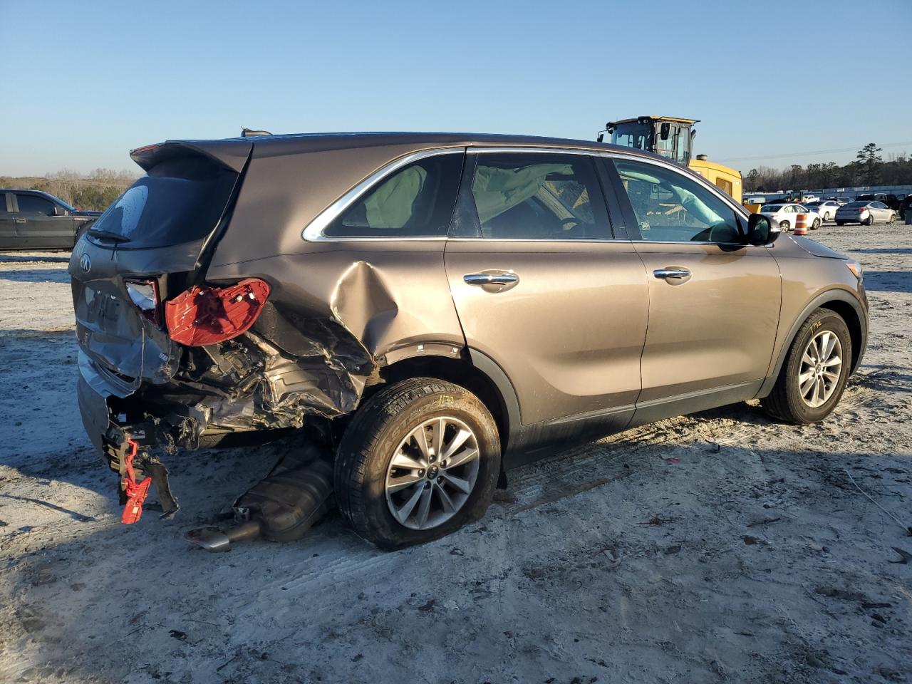 2019 KIA Sorento VIN 5XYPG4A31KG563372 Copart auction photo, rear end / side damage thumbnail 3