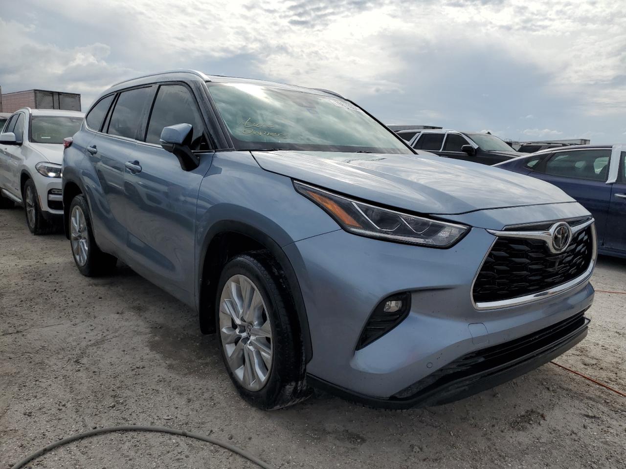2022 Toyota Highlander VIN 5TDDZRBH6NS200593 Copart auction photo, water/flood / minor dent/scratches damage thumbnail 4