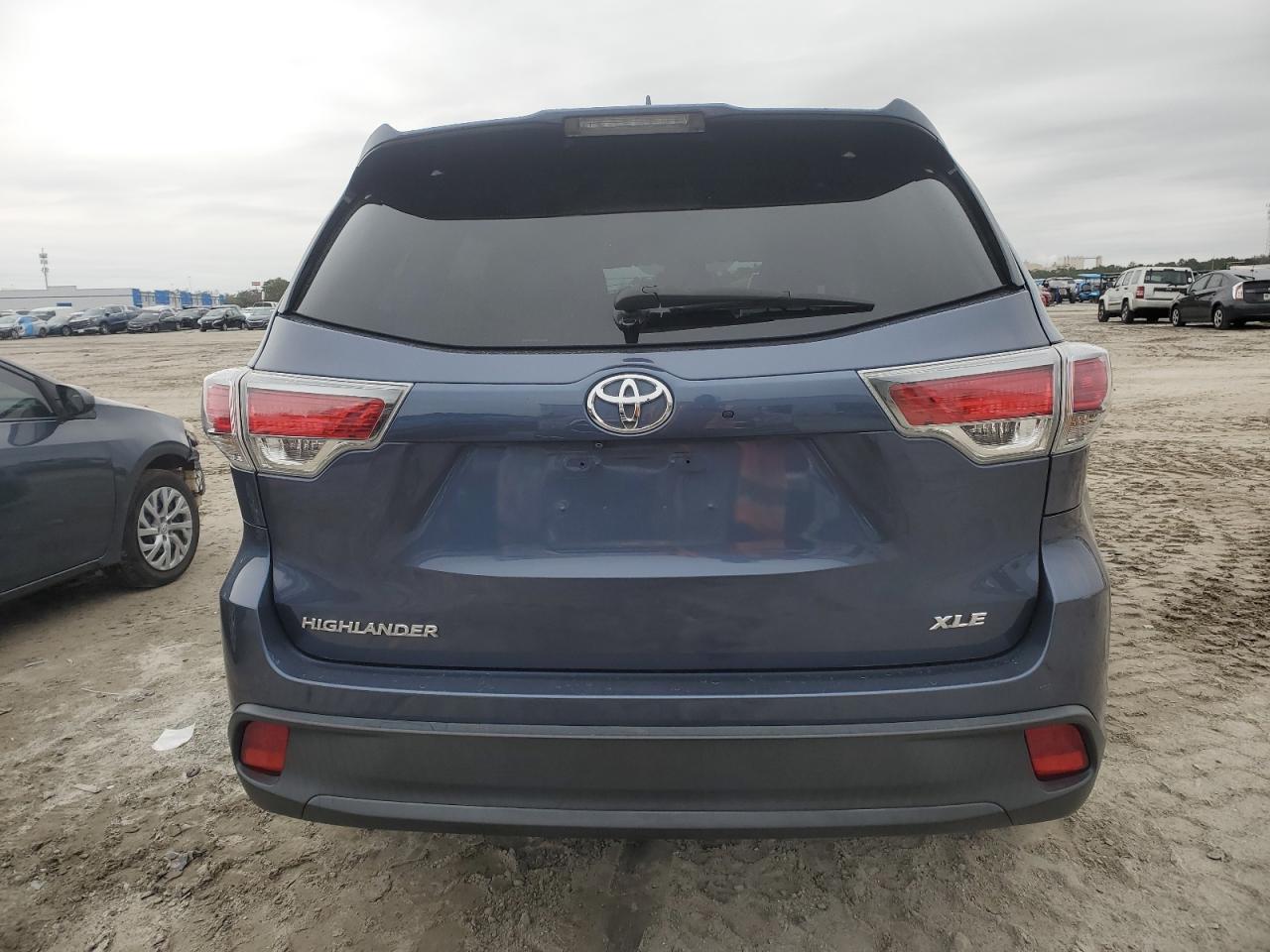 2015 Toyota Highlander VIN 5TDKKRFH1FS083660 Copart auction photo, front end / minor dent/scratches damage thumbnail 6