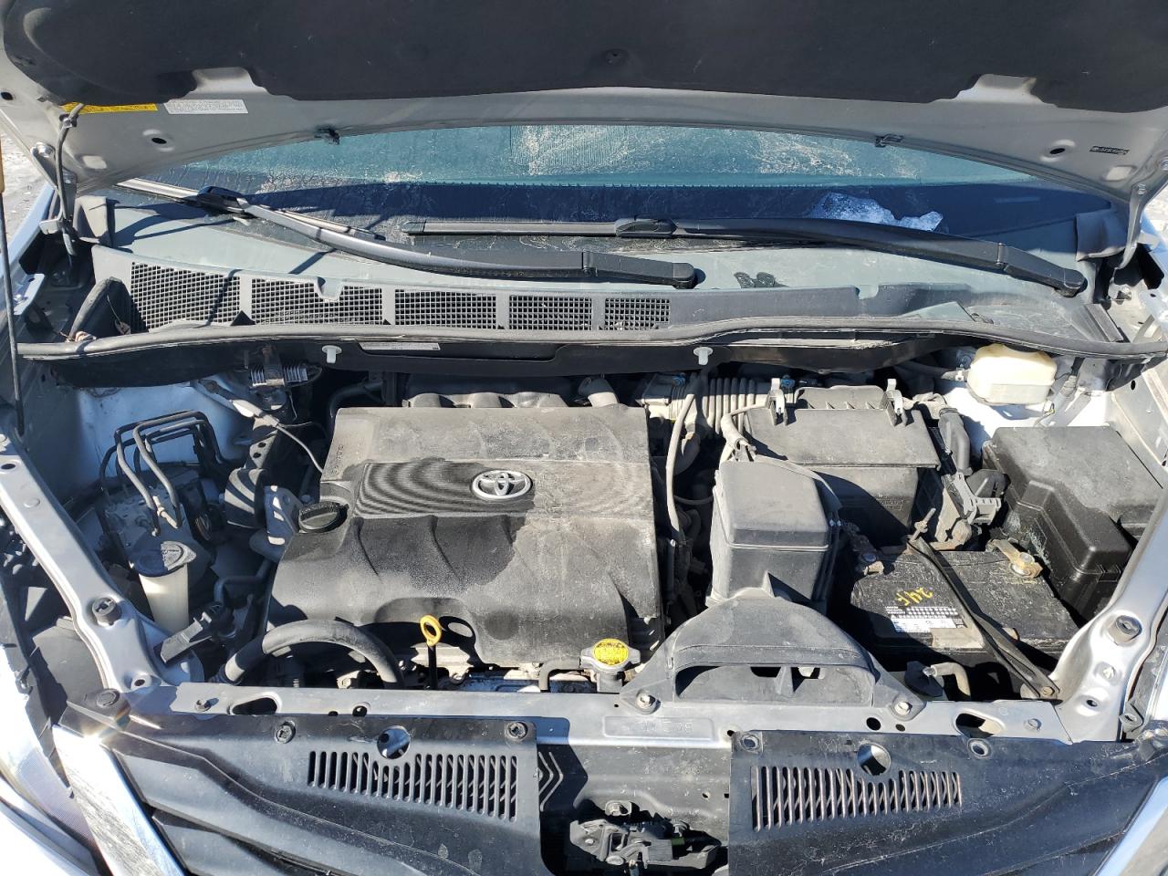 2011 Toyota Sienna VIN 5TDJK3DC1BS009584 Copart auction photo, front end / minor dent/scratches damage thumbnail 14