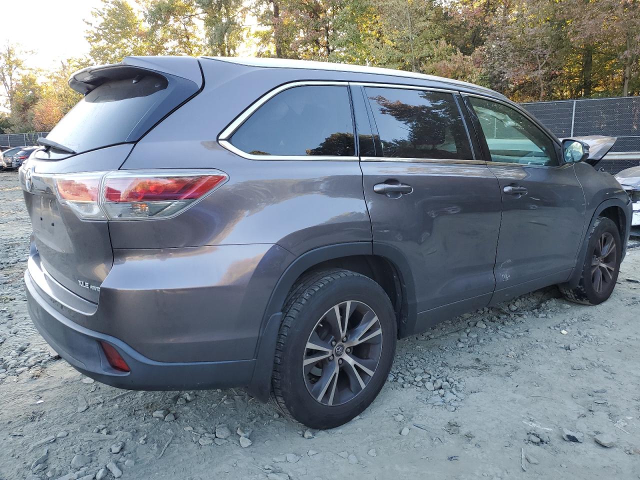 2016 Toyota Highlander VIN 5TDJKRFH4GS325502 Copart auction photo, front end damage thumbnail 3