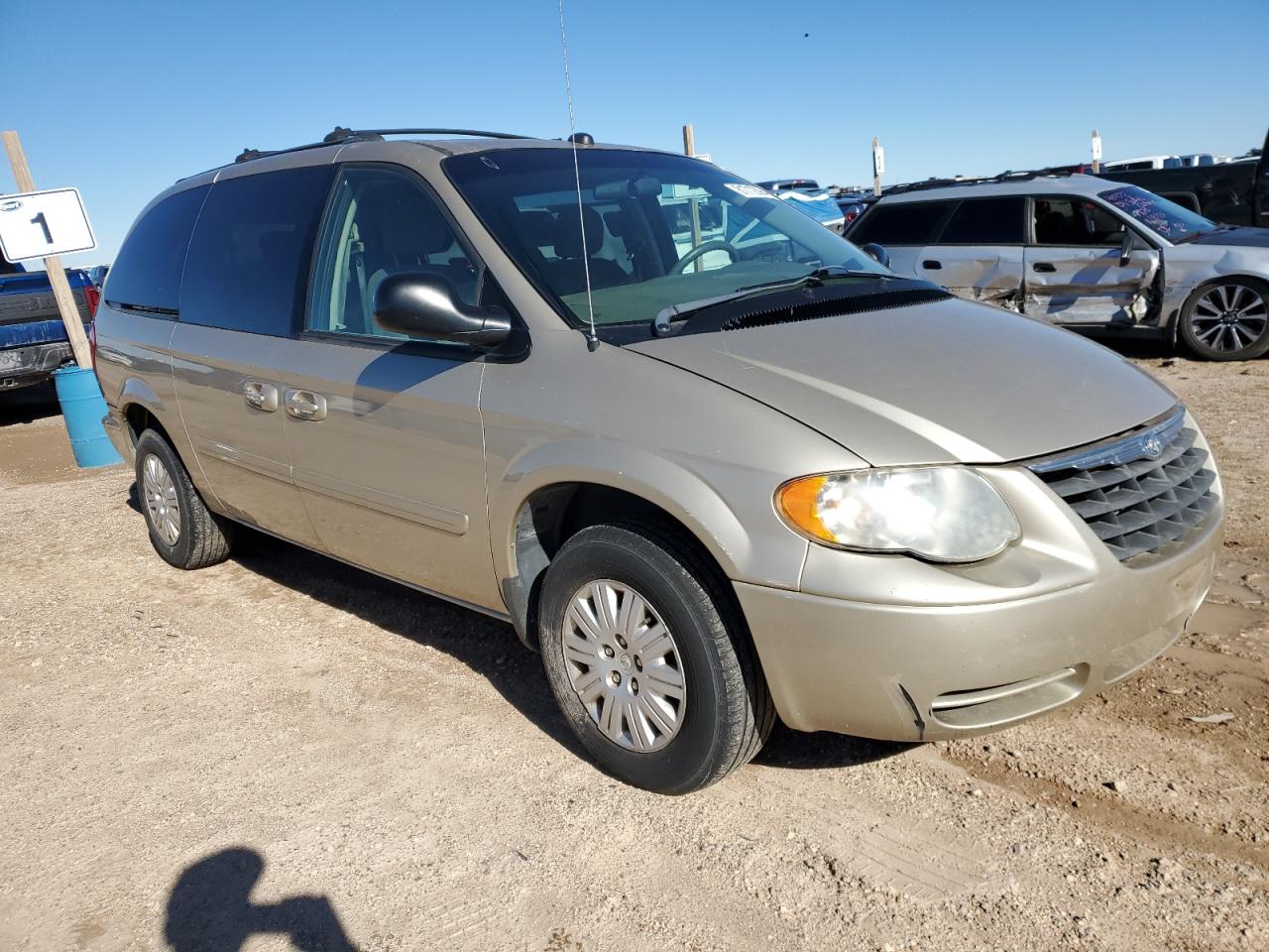 2005 Chrysler Town & Country VIN 2C4GP44R95R518681 Copart auction photo, front end / minor dent/scratches damage thumbnail 4
