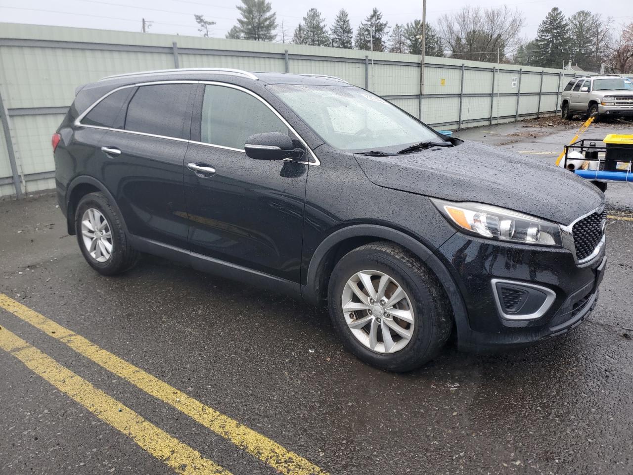 2018 KIA Sorento VIN 5XYPG4A3XJG347292 Copart auction photo, side / front end damage thumbnail 4