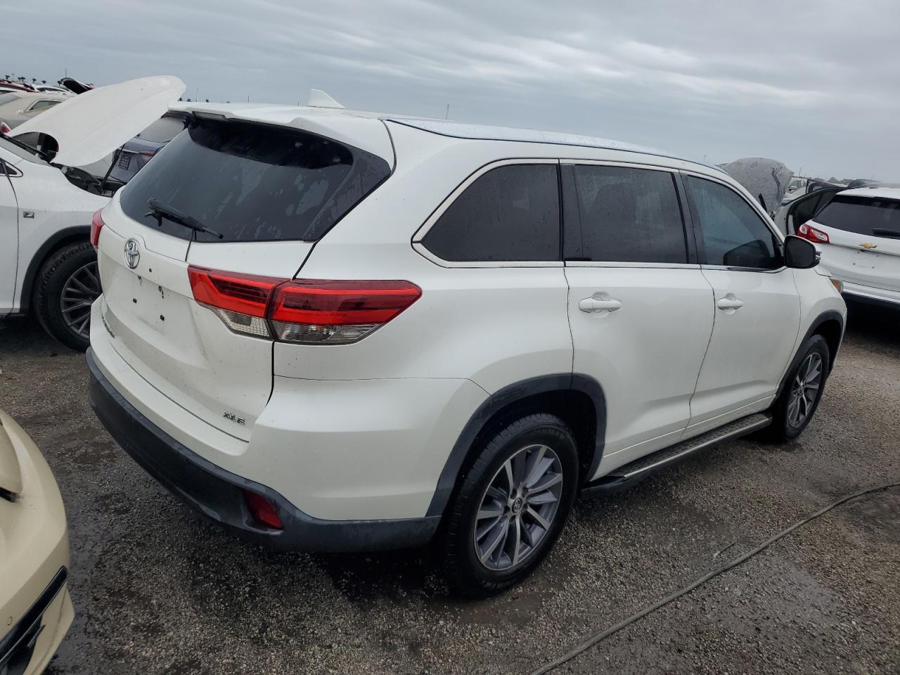 2018 Toyota Highlander VIN 5TDKZRFH8JS280104 Copart auction photo, water/flood damage thumbnail 3