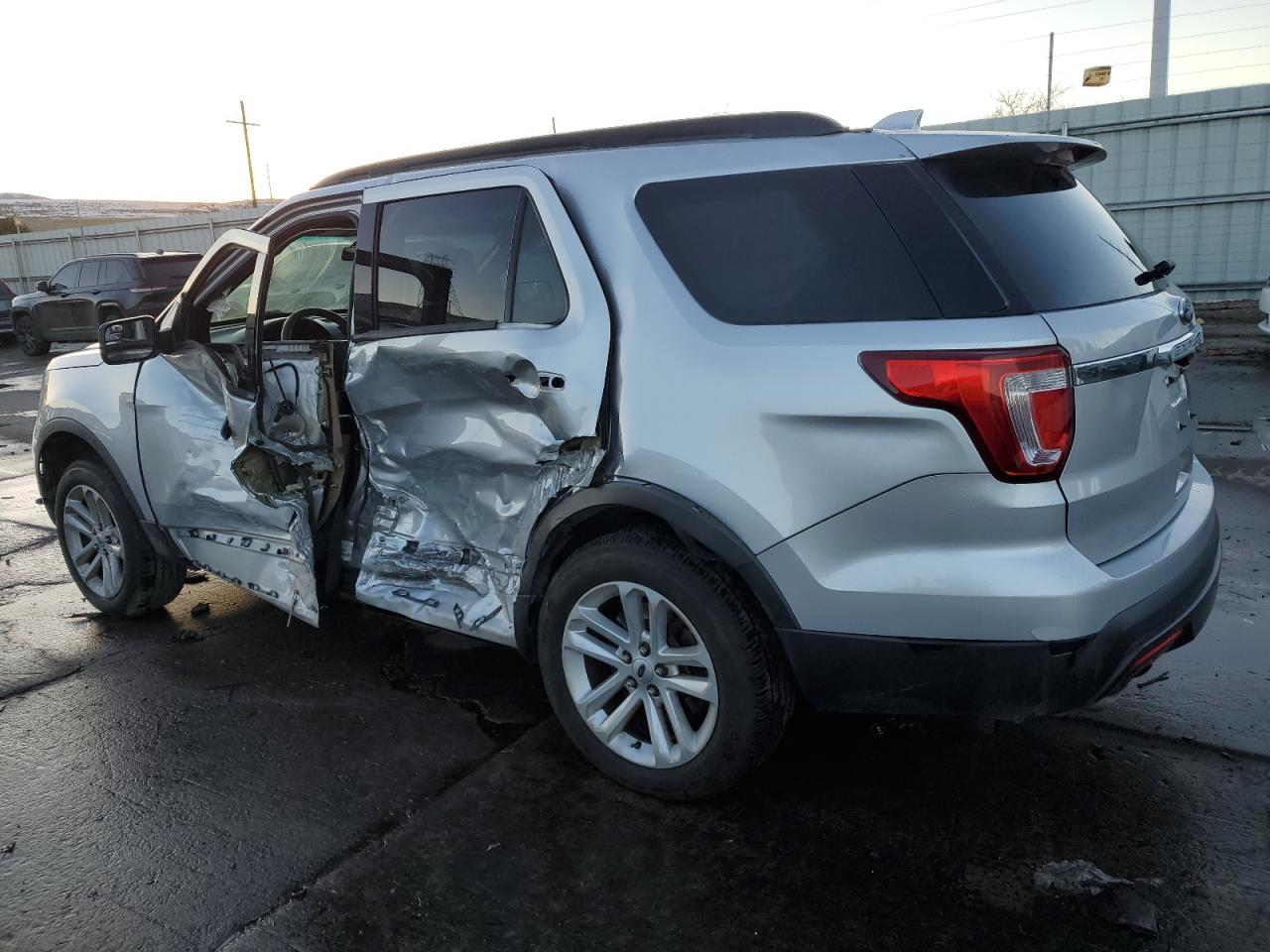2017 Ford Explorer VIN 1FM5K8B82HGB31351 Copart auction photo, side damage thumbnail 2