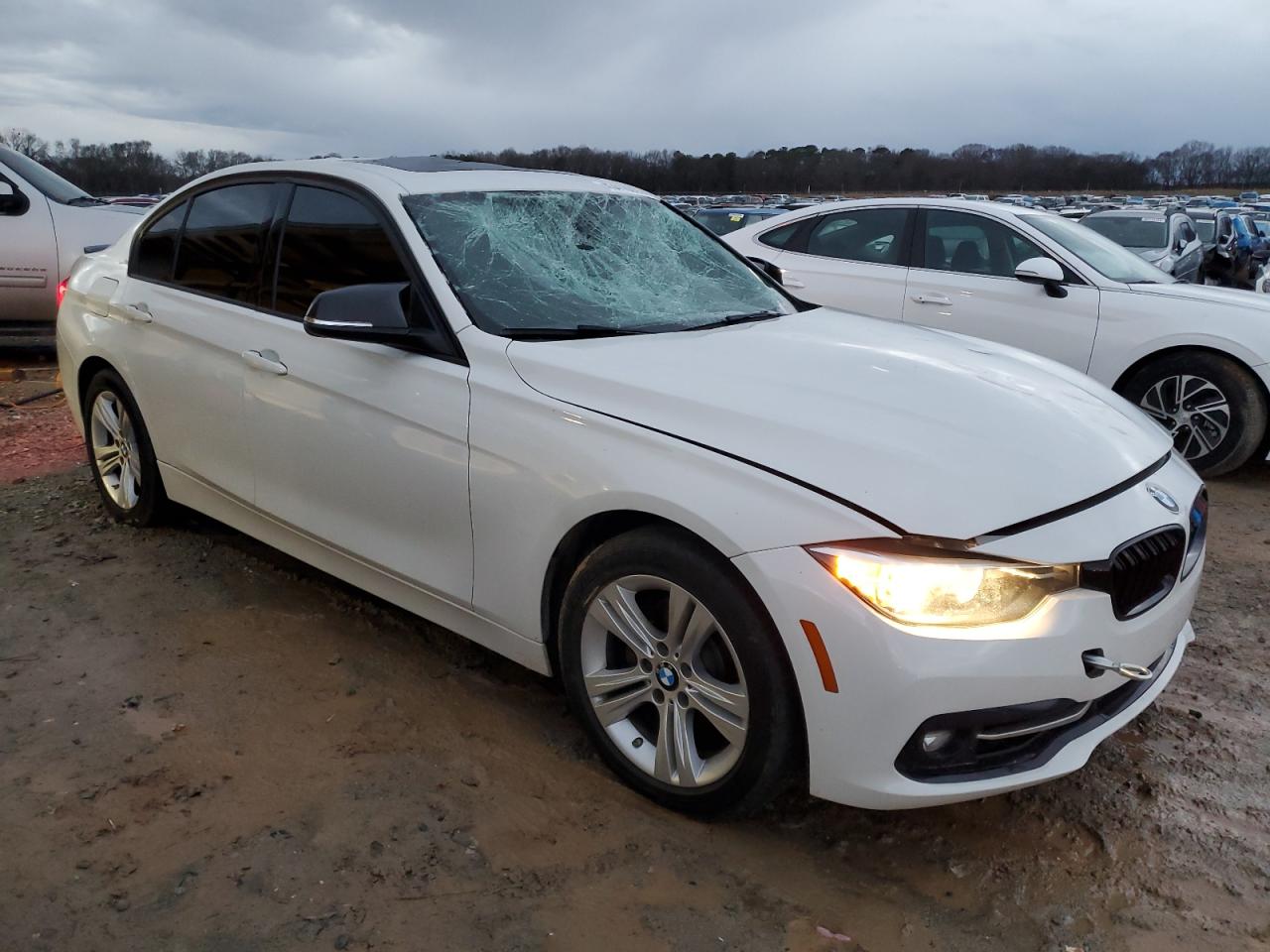 2016 BMW 3er VIN WBA8E9C57GK645871 Copart auction photo, vandalism / top/roof damage thumbnail 4