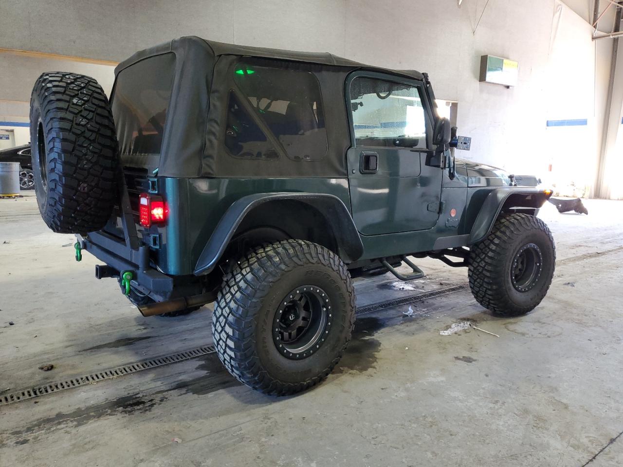 2000 Jeep Wrangler VIN 1J4FA49S3YP760214 Copart auction photo, front end / minor dent/scratches damage thumbnail 3