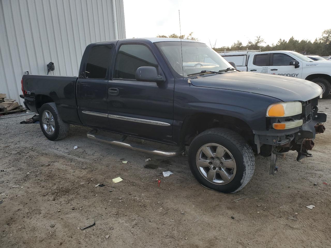 2005 GMC Sierra VIN 1GTEK19B85E227165 Copart auction photo, front end / minor dent/scratches damage thumbnail 4
