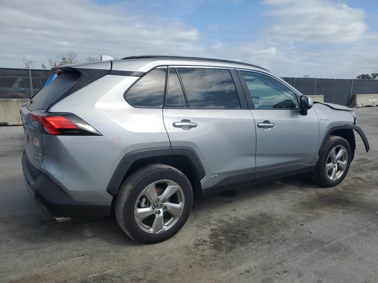 2019 Toyota RAV 4 VIN 2T3DWRFV3KW043382 Copart auction photo, front end / minor dent/scratches damage thumbnail 3