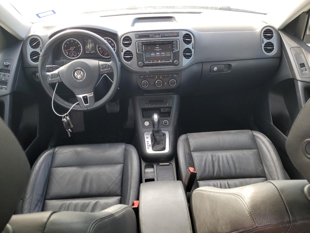 2017 Volkswagen Tiguan VIN WVGUV7AX9HK021352 Copart auction photo, rear end / minor dent/scratches damage thumbnail 8