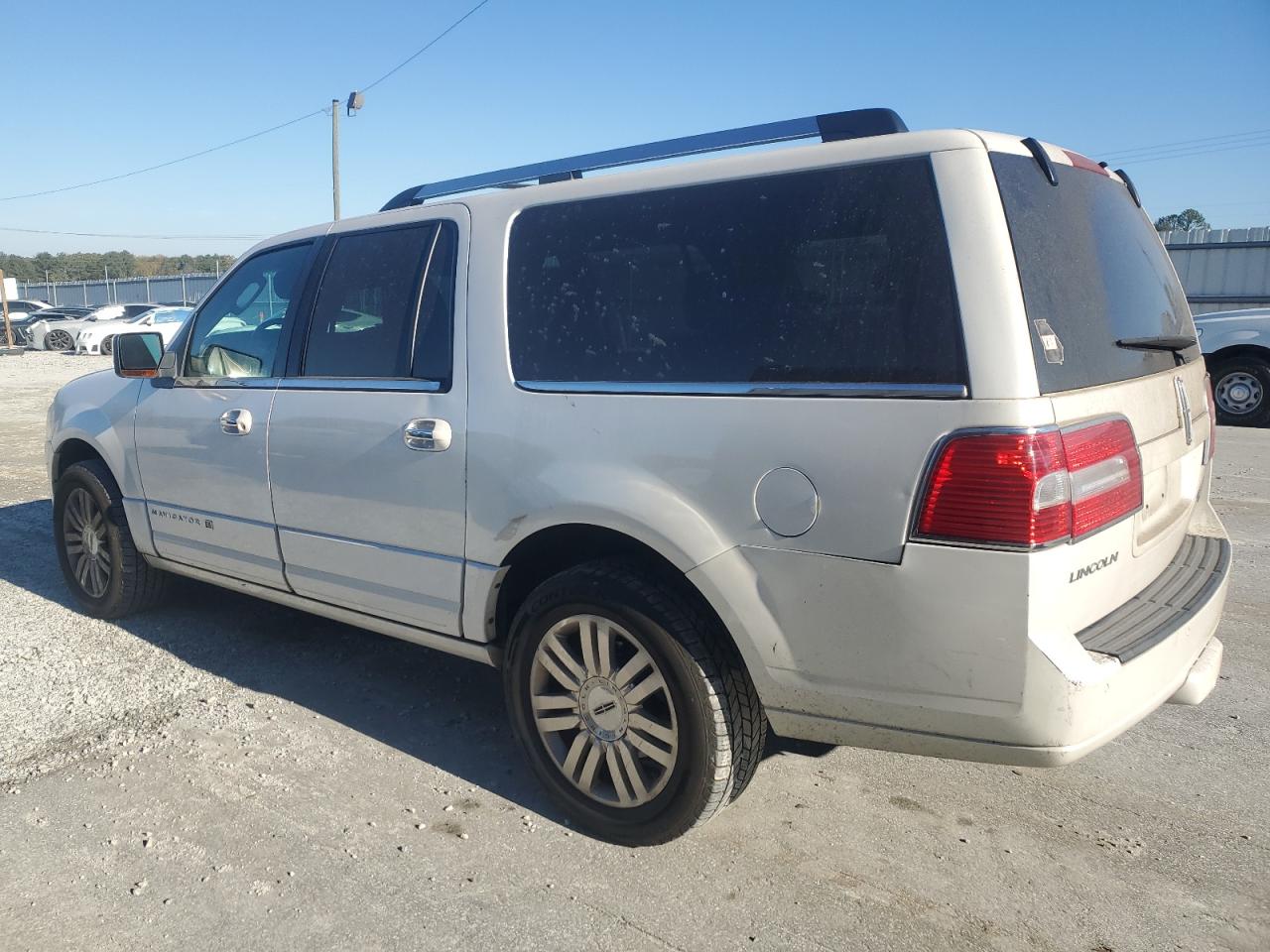 2011 Lincoln Navigator VIN 5LMJJ3H51BEJ07446 Copart auction photo, minor dent/scratches damage thumbnail 2