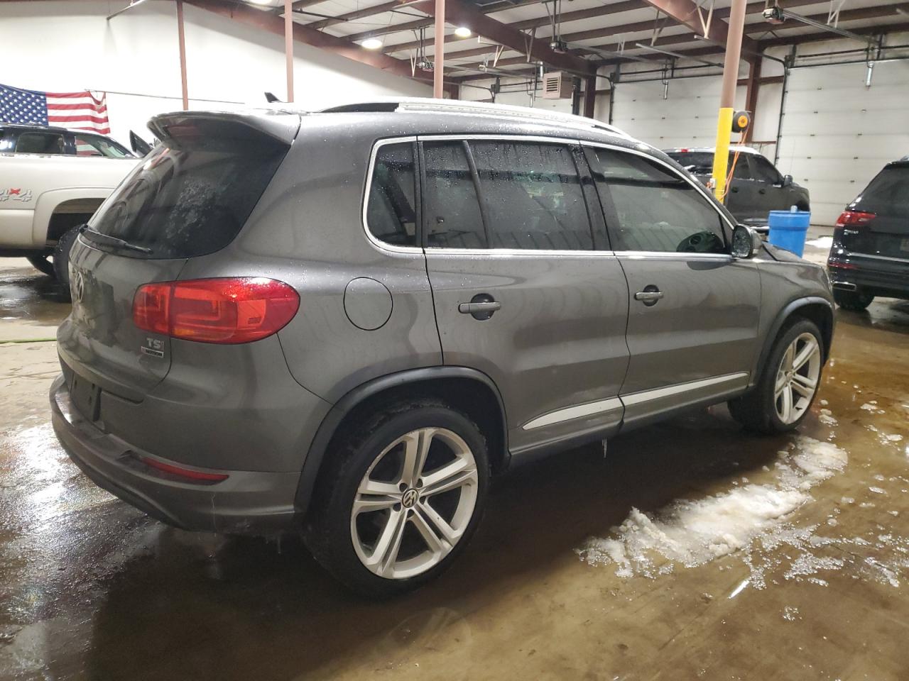 2016 Volkswagen Tiguan VIN WVGBV7AX4GW085961 Copart auction photo, front end damage thumbnail 3