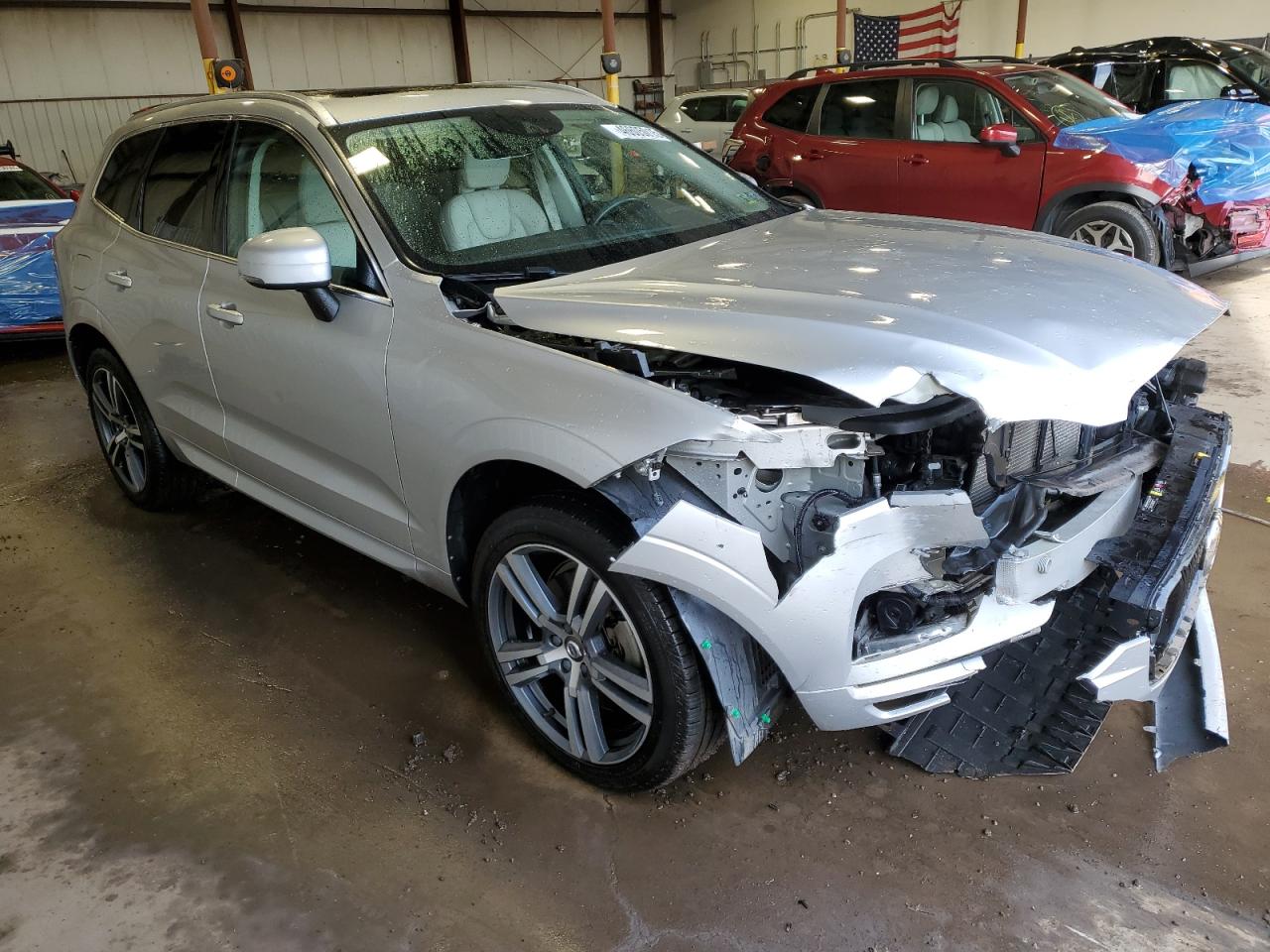 2019 Volvo XC60 VIN YV4A22RKXK1375810 Copart auction photo, front end / side damage thumbnail 4