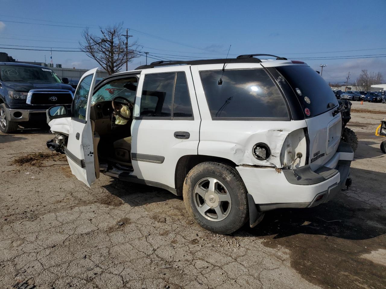 2002 Chevrolet TrailBlazer VIN 1GNDS13S622356580 Copart auction photo, front end / side damage thumbnail 2