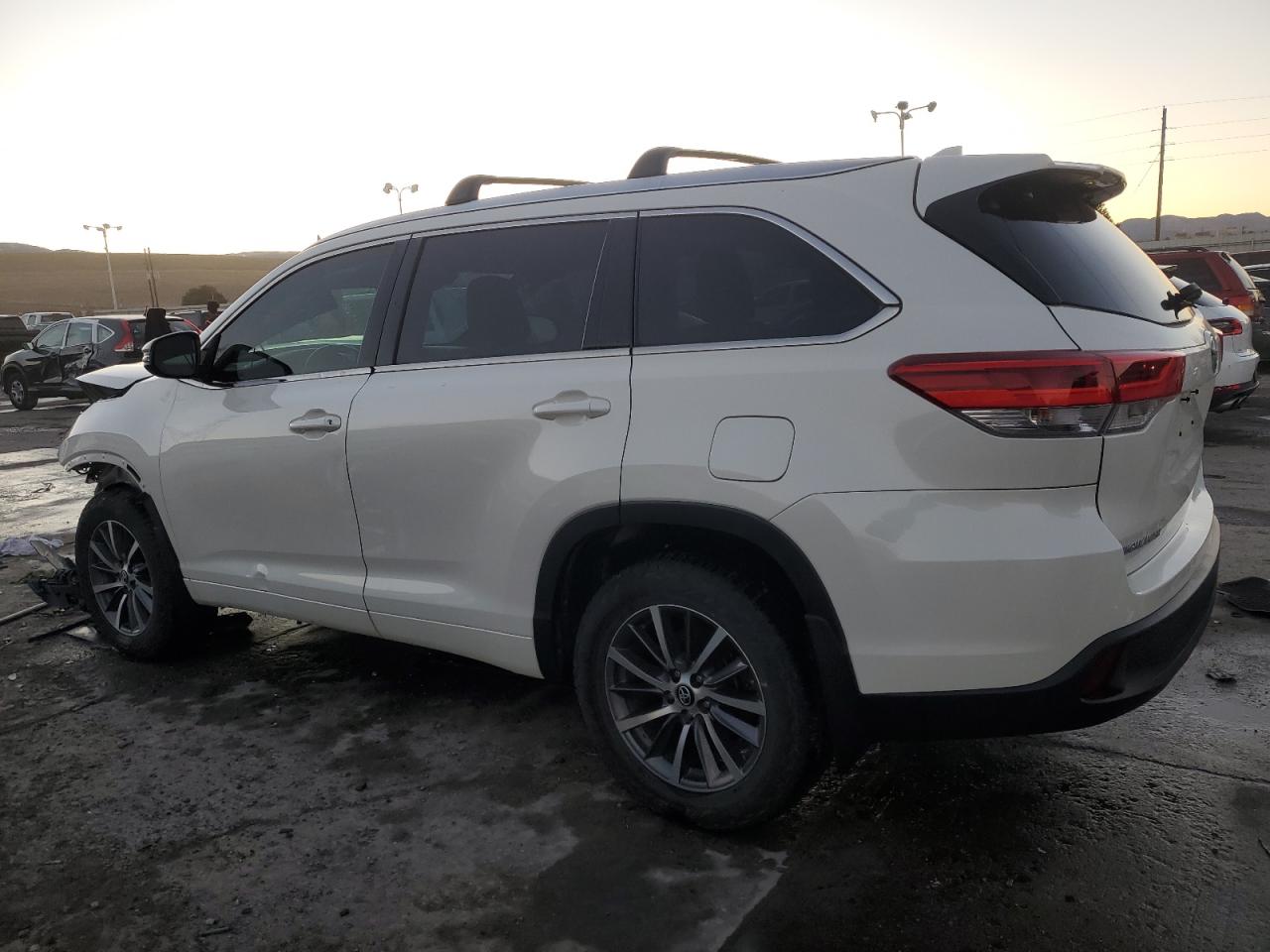 2017 Toyota Highlander VIN 5TDJZRFH1HS516114 Copart auction photo, front end / vandalism damage thumbnail 2