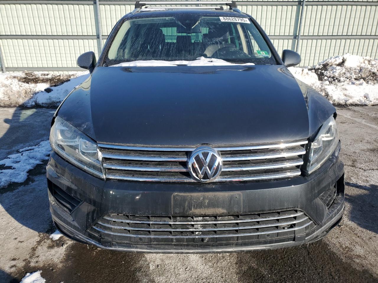2016 Volkswagen Touareg VIN WVGEF9BP8GD000653 Copart auction photo, side / front end damage thumbnail 5