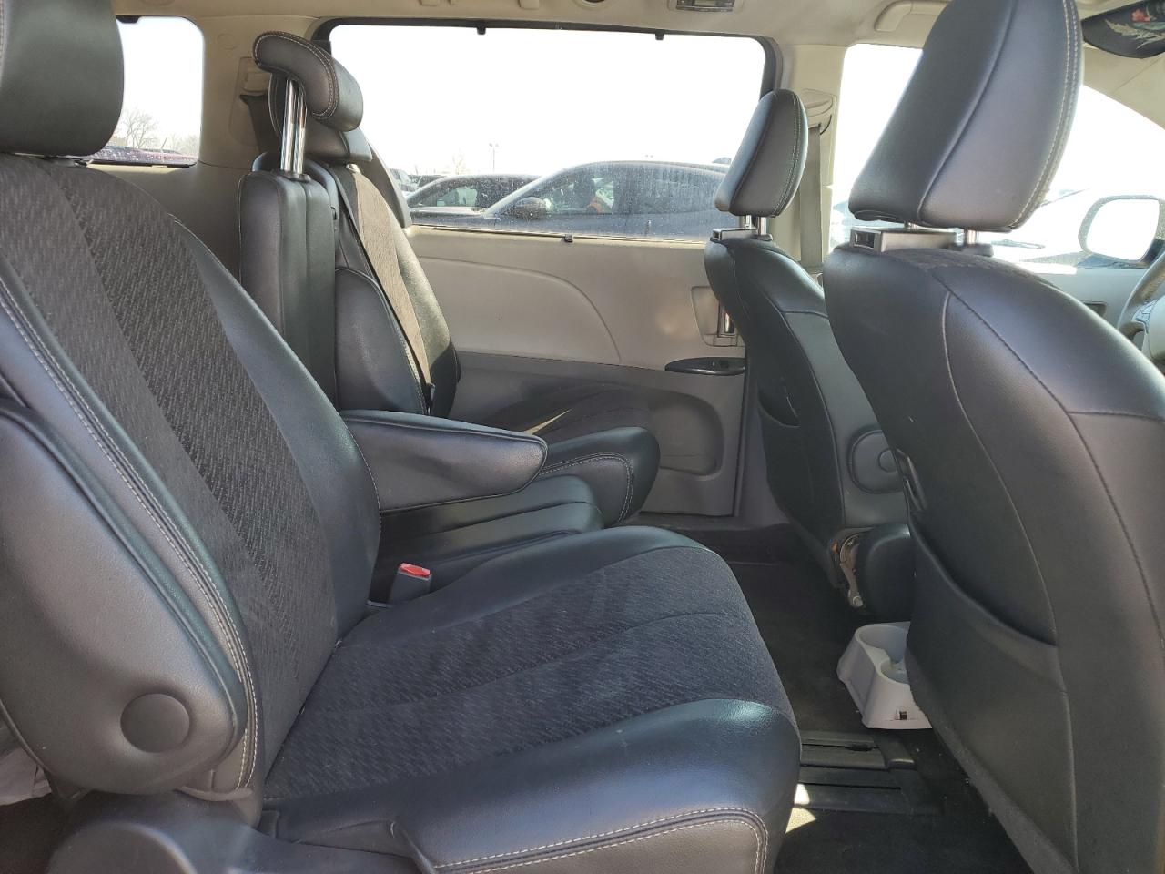 2011 Toyota Sienna VIN 5TDXK3DC5BS117992 Copart auction photo, mechanical / minor dent/scratches damage thumbnail 11
