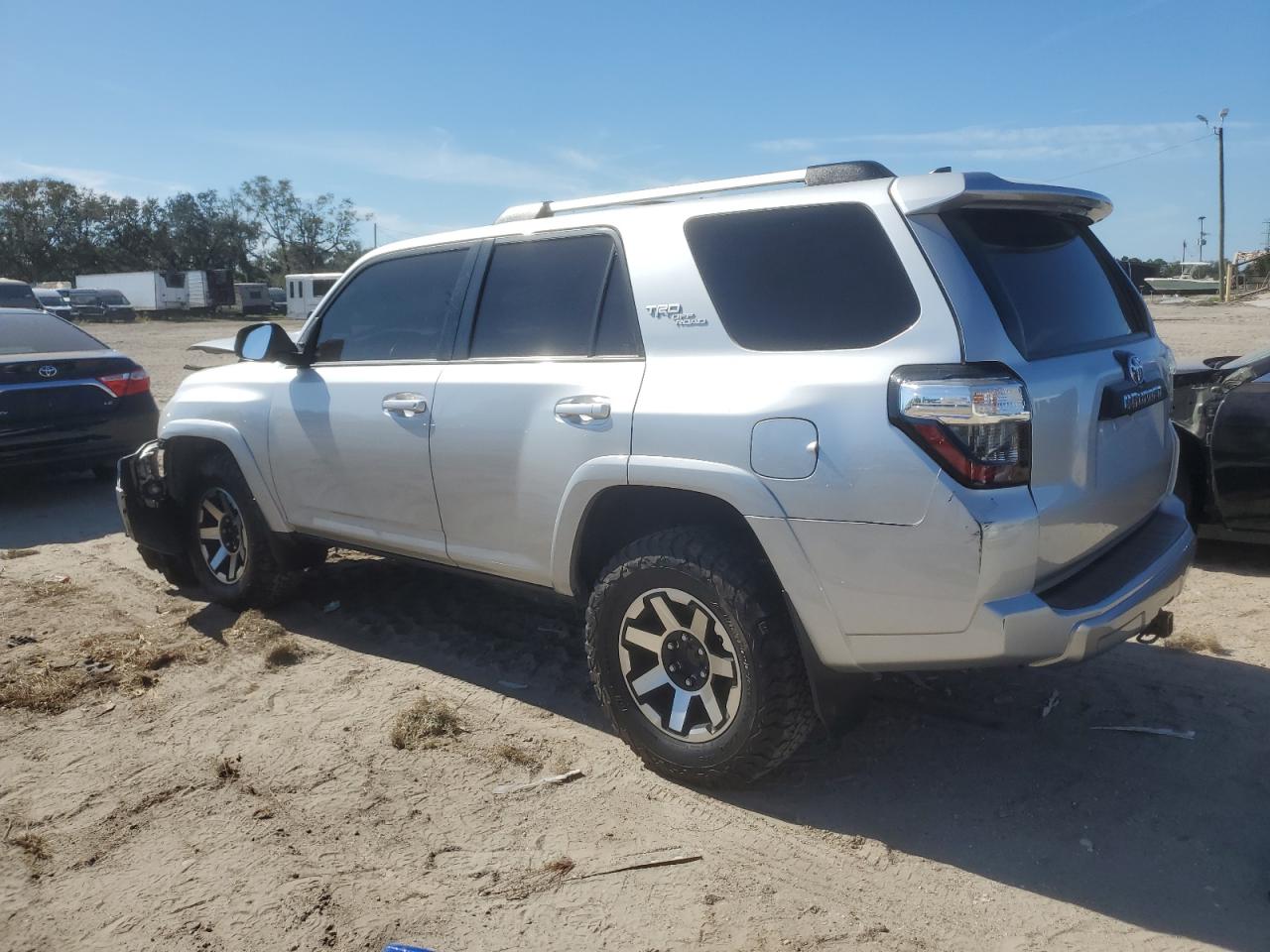 2018 Toyota 4Runner VIN JTEBU5JR0J5592507 Copart auction photo, front end / minor dent/scratches damage thumbnail 2