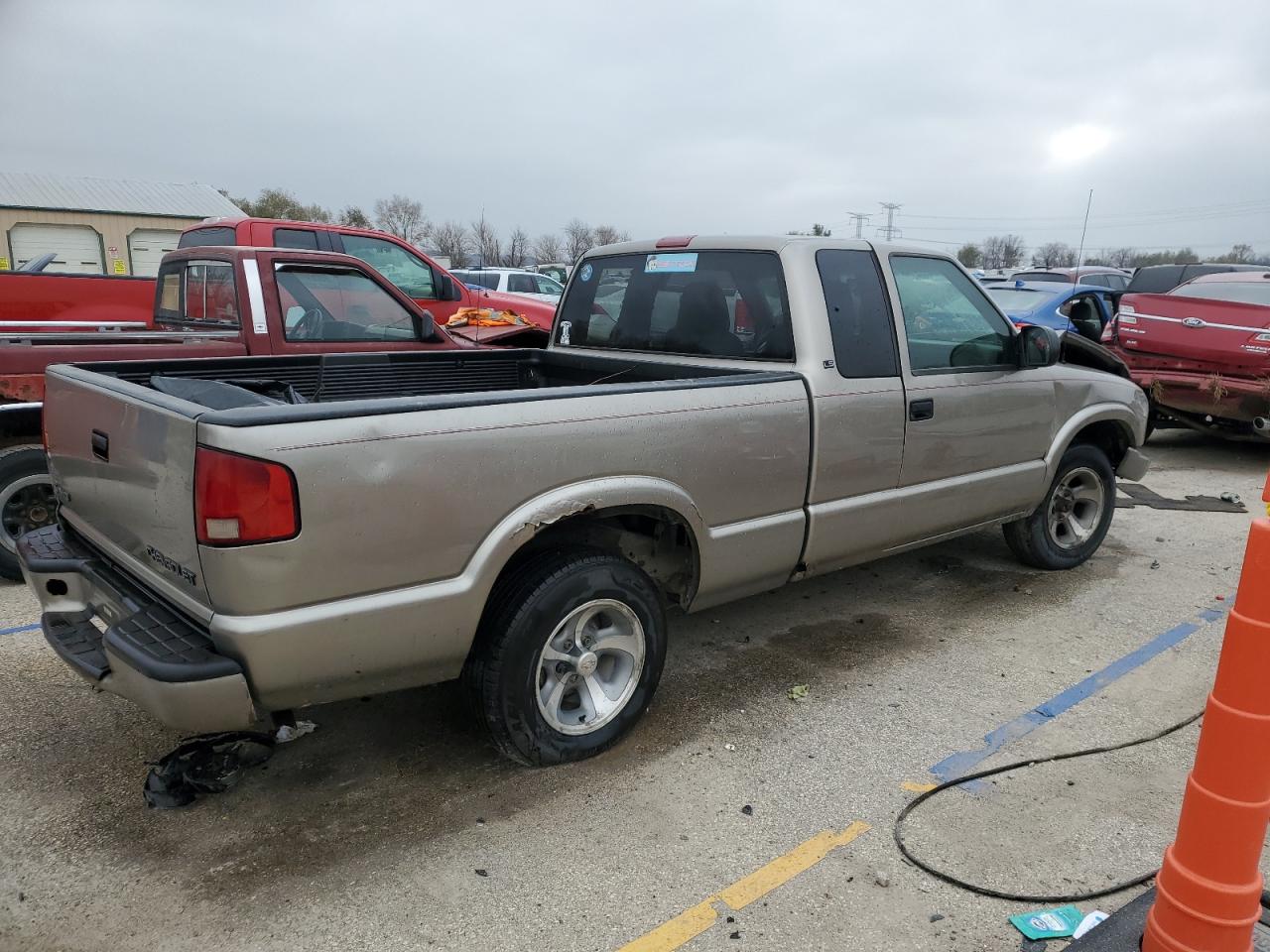 2001 Chevrolet S-10 Pickup VIN 1GCCS19W818110432 Copart auction photo, rollover damage thumbnail 3