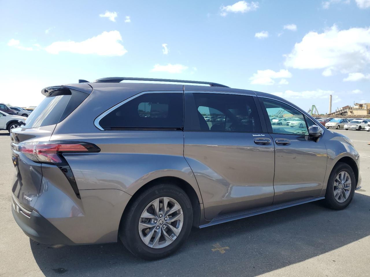 2022 Toyota Sienna VIN 5TDKRKEC4NS101964 Copart auction photo, side / rear end damage thumbnail 3