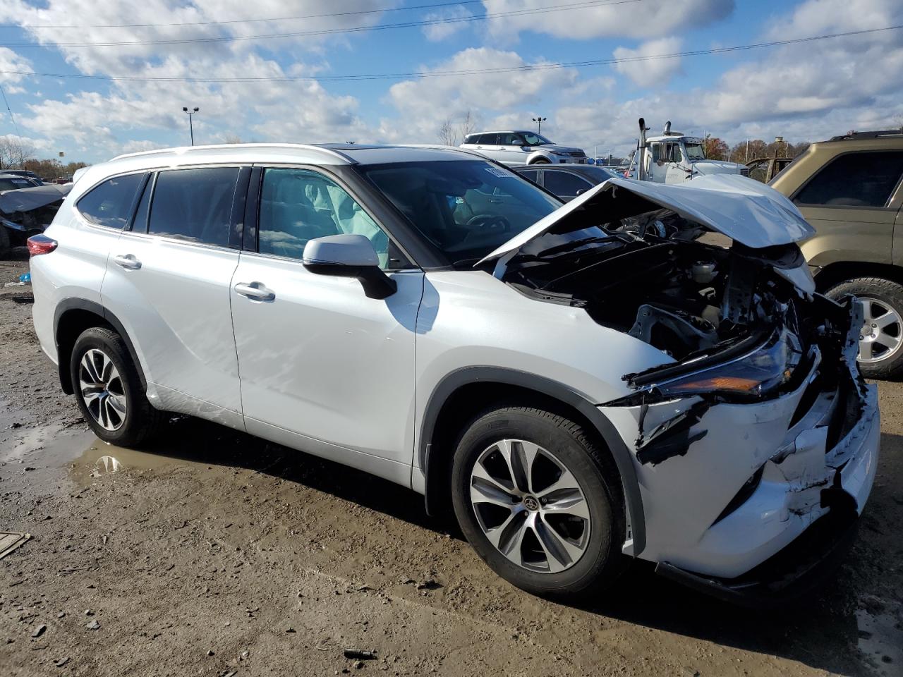 2022 Toyota Highlander VIN 5TDGZRBH6NS592262 Copart auction photo, front end / minor dent/scratches damage thumbnail 4