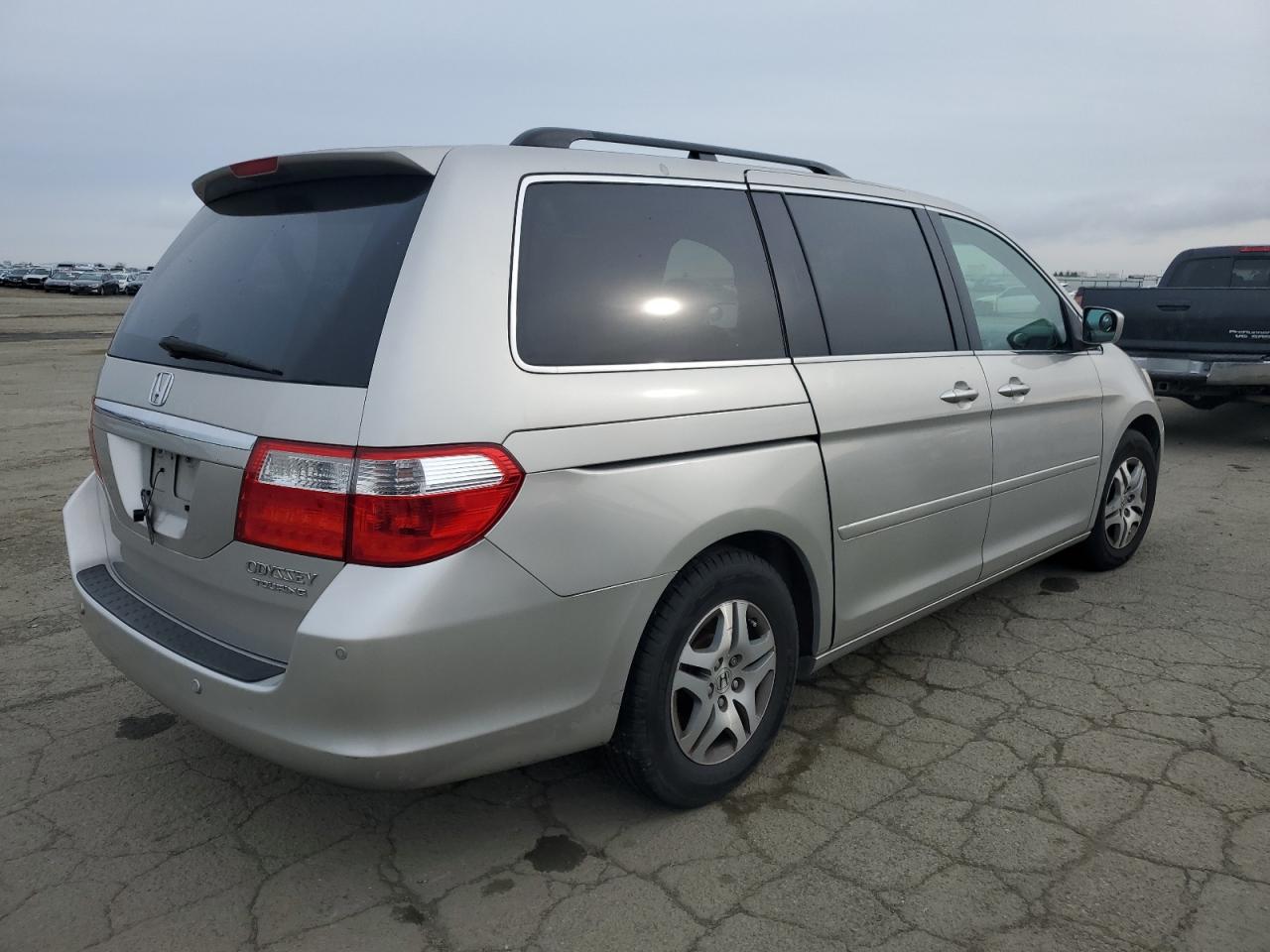 2005 Honda Odyssey VIN 5FNRL388X5B072536 Copart auction photo, vandalism damage thumbnail 3