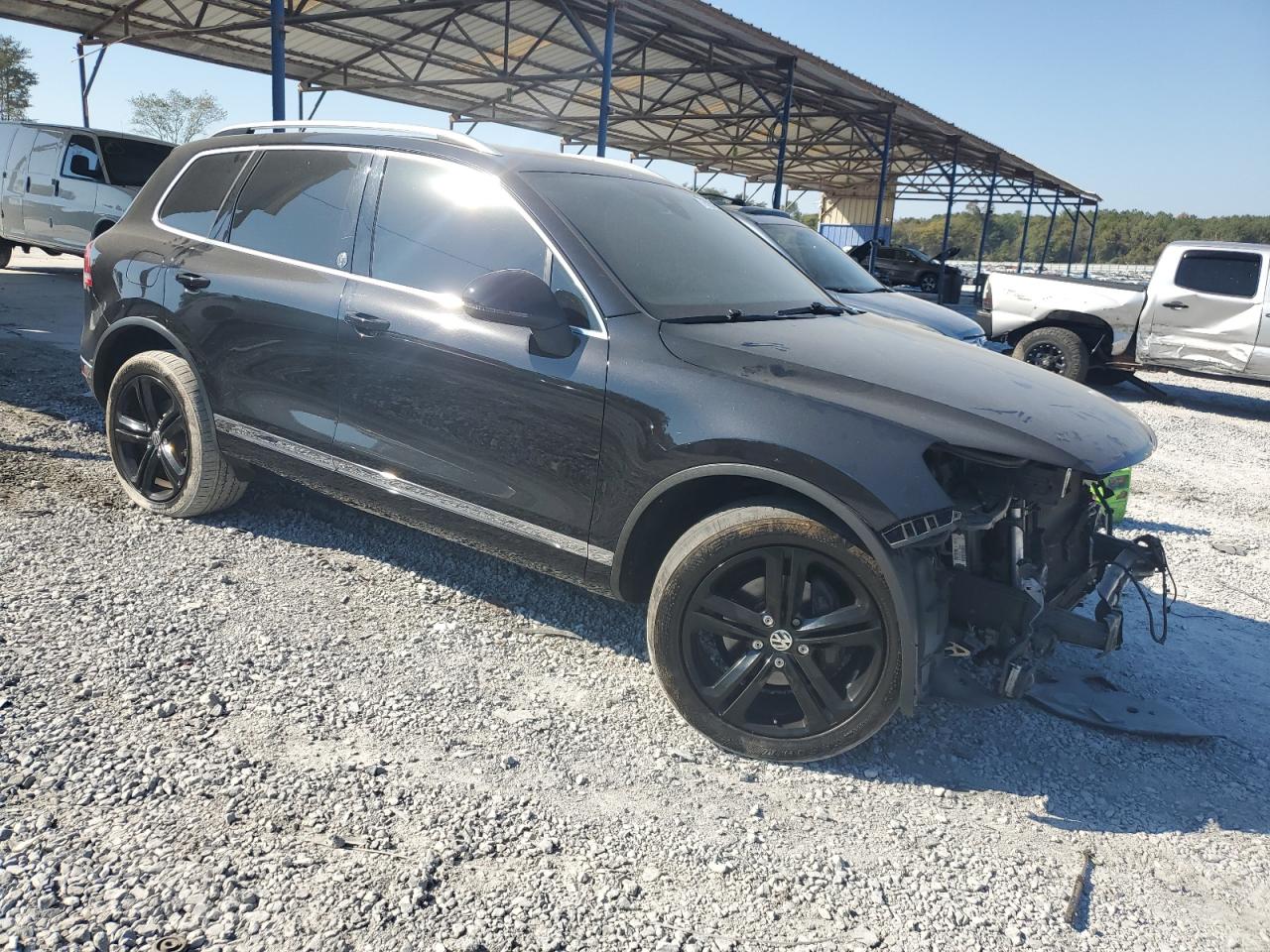 2017 Volkswagen Touareg VIN WVGRF7BP6HD001095 Copart auction photo, front end / minor dent/scratches damage thumbnail 4