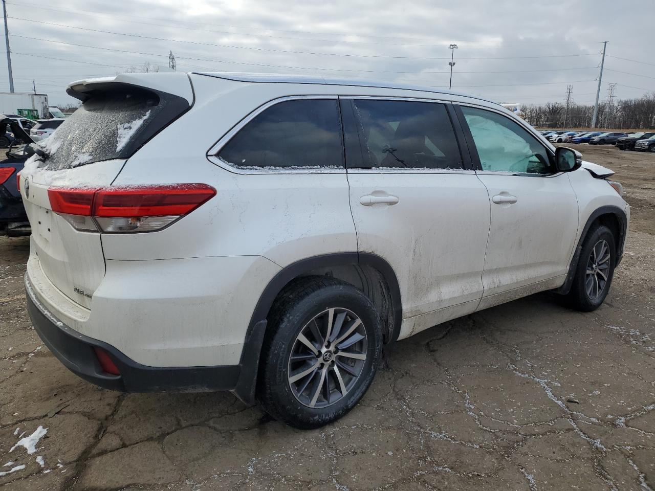 2018 Toyota Highlander VIN 5TDJZRFH7JS801793 Copart auction photo, front end damage thumbnail 3