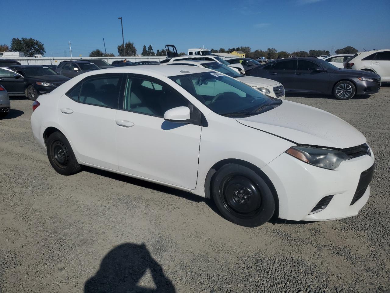 2015 Toyota Corolla VIN 5YFBURHE0FP297982 Copart auction photo, minor dent/scratches damage thumbnail 4