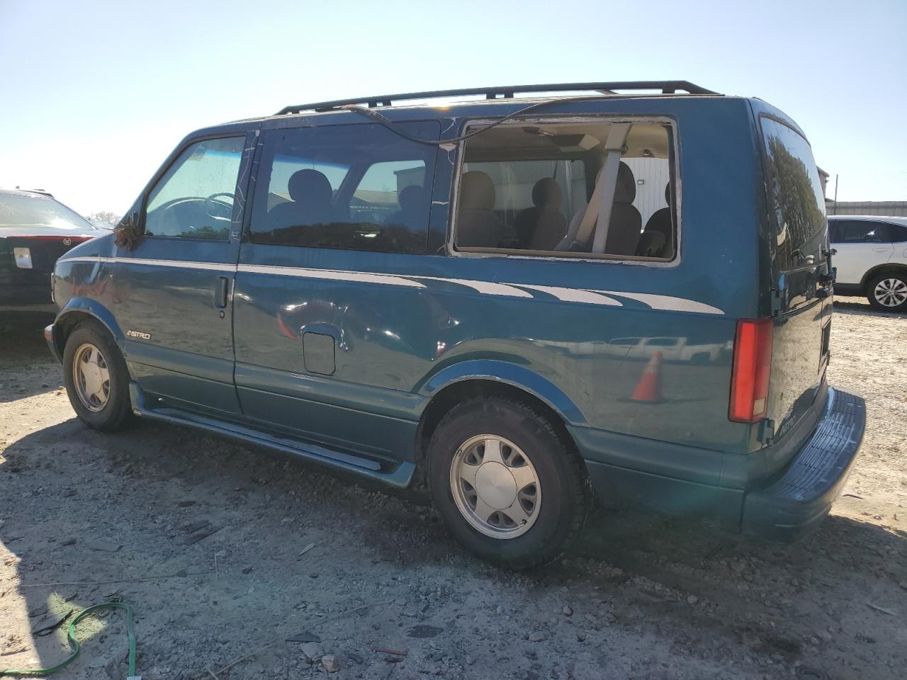 1999 Chevrolet Astro VIN 1GNDM19W2XB128376 Copart auction photo, side / front end damage thumbnail 2