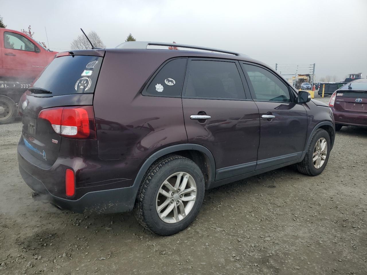2015 KIA Sorento VIN 5XYKT3A66FG556935 Copart auction photo, front end damage thumbnail 3
