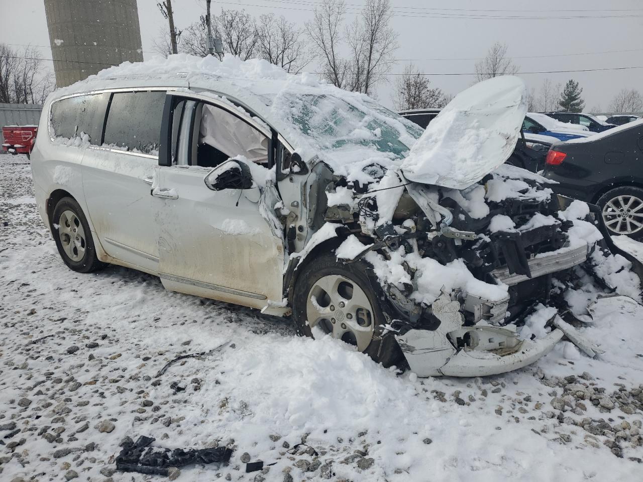 2017 Chrysler Pacifica VIN 2C4RC1EG2HR835691 Copart auction photo, front end / side damage thumbnail 4