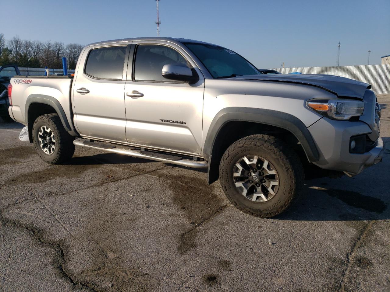 2016 Toyota Tacoma VIN 5TFCZ5AN0GX013083 Copart auction photo, front end / hail damage thumbnail 3