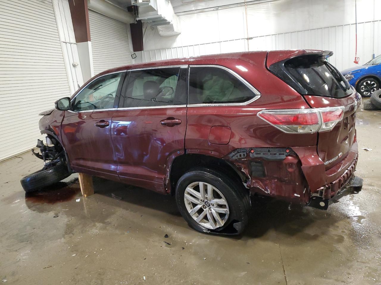 2016 Toyota Highlander VIN 5TDBKRFH6GS289025 Copart auction photo, front end / rear end damage thumbnail 2