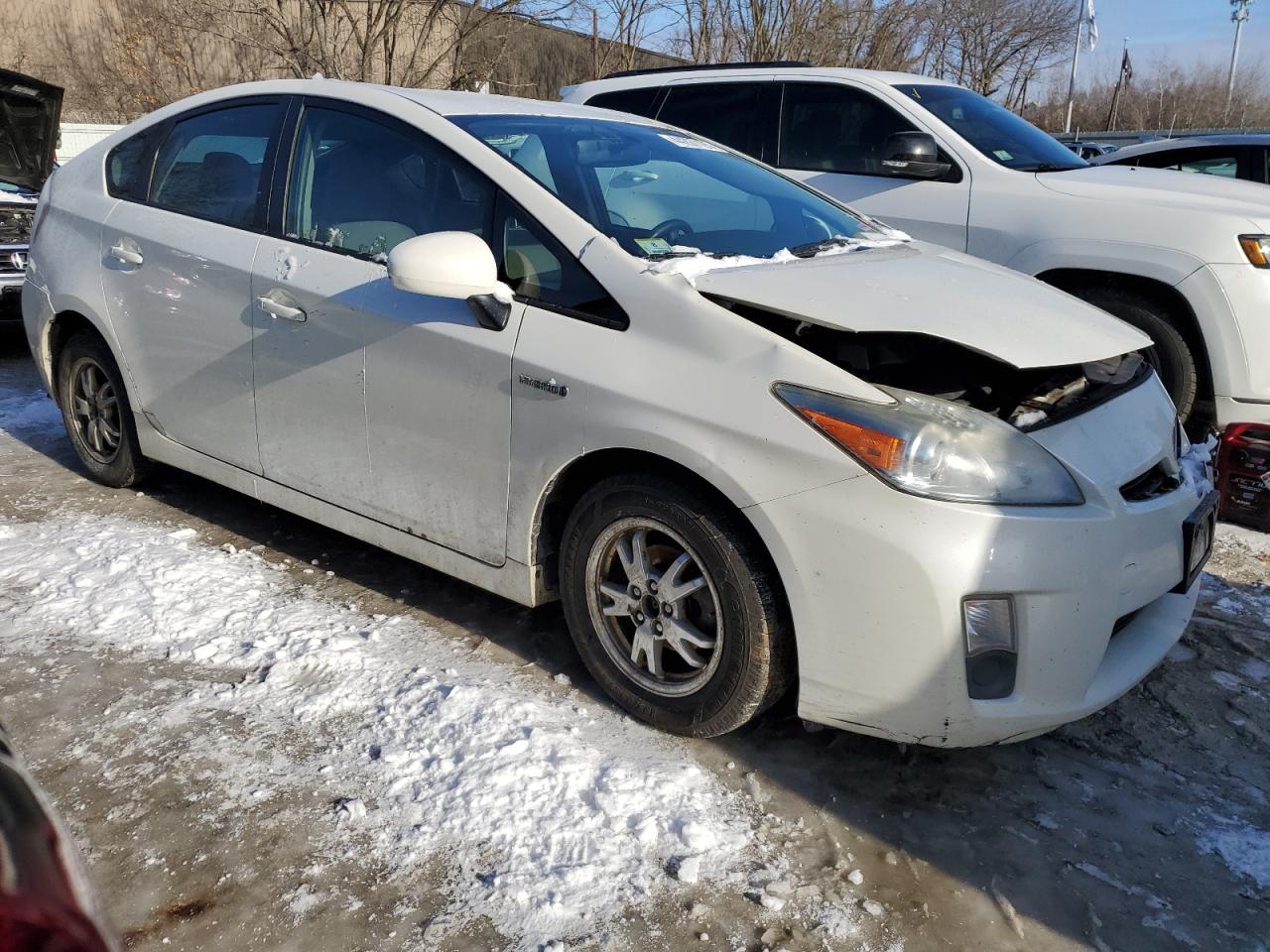 2011 Toyota Prius VIN JTDKN3DU8B1367931 Copart auction photo, front end / minor dent/scratches damage thumbnail 4