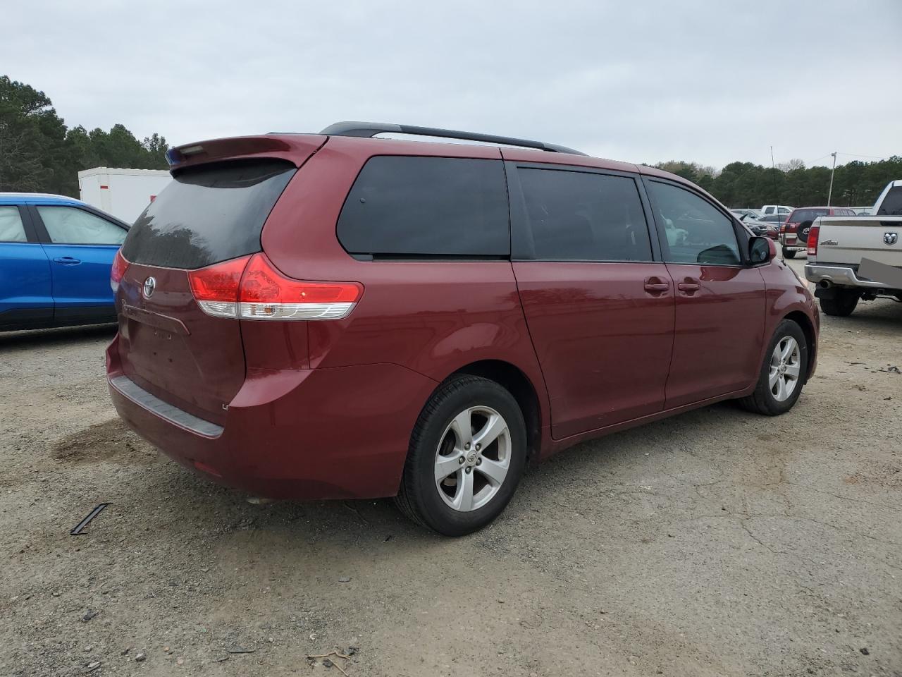 2011 Toyota Sienna VIN 5TDKK3DC3BS032157 Copart auction photo, front end / minor dent/scratches damage thumbnail 3