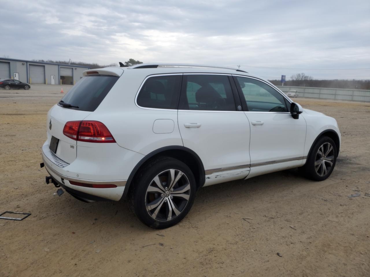 2017 Volkswagen Touareg VIN WVGRF7BP8HD005035 Copart auction photo, front end / side damage thumbnail 3