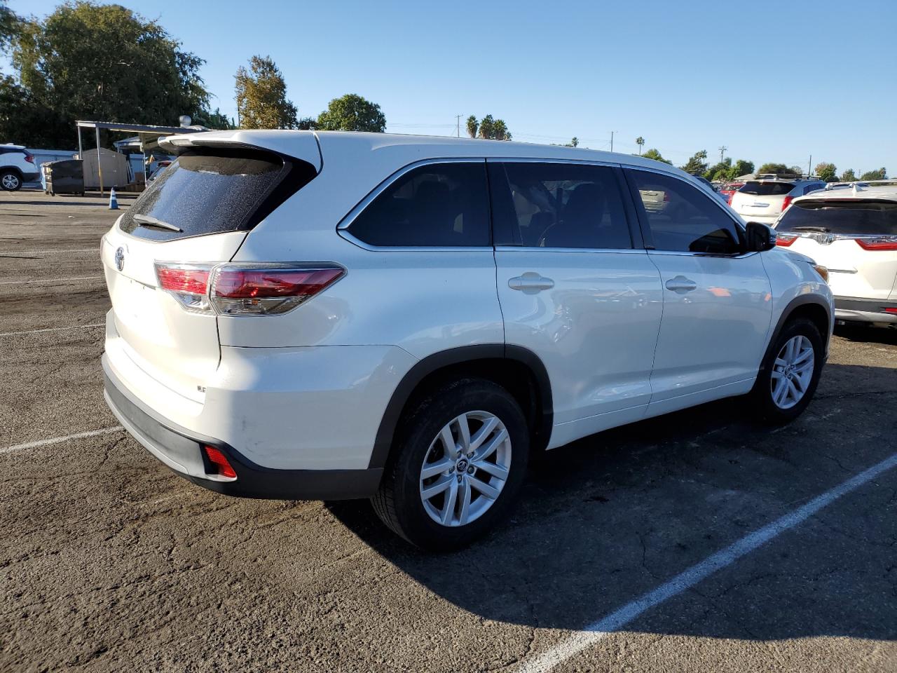 2016 Toyota Highlander VIN 5TDZARFH6GS018872 Copart auction photo, side / minor dent/scratches damage thumbnail 3