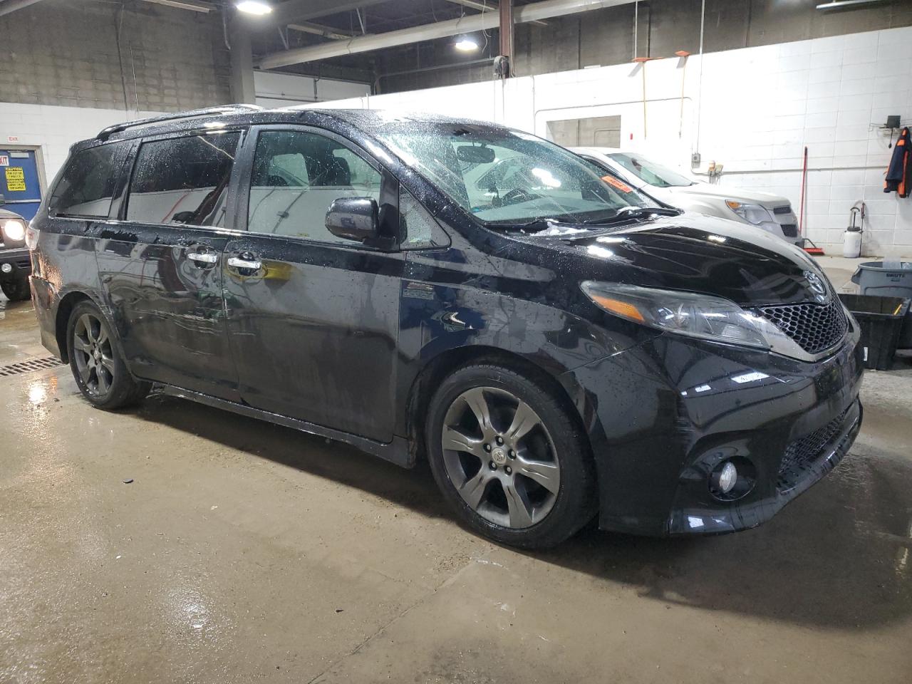 2015 Toyota Sienna VIN 5TDXK3DC6FS689160 Copart auction photo, all over / vandalism damage thumbnail 4