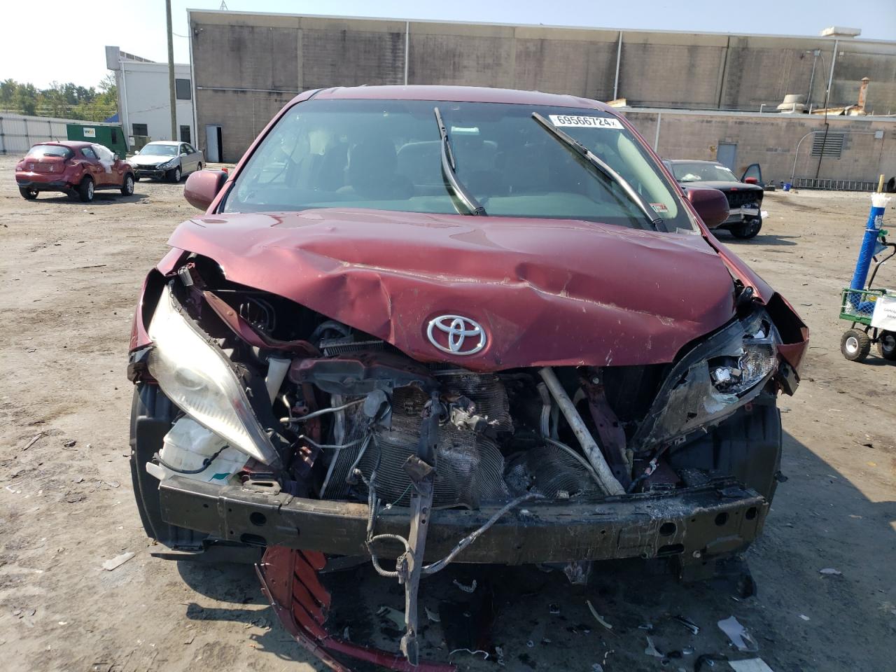 2015 Toyota Sienna VIN 5TDKK3DC0FS659047 Copart auction photo, front end damage thumbnail 5