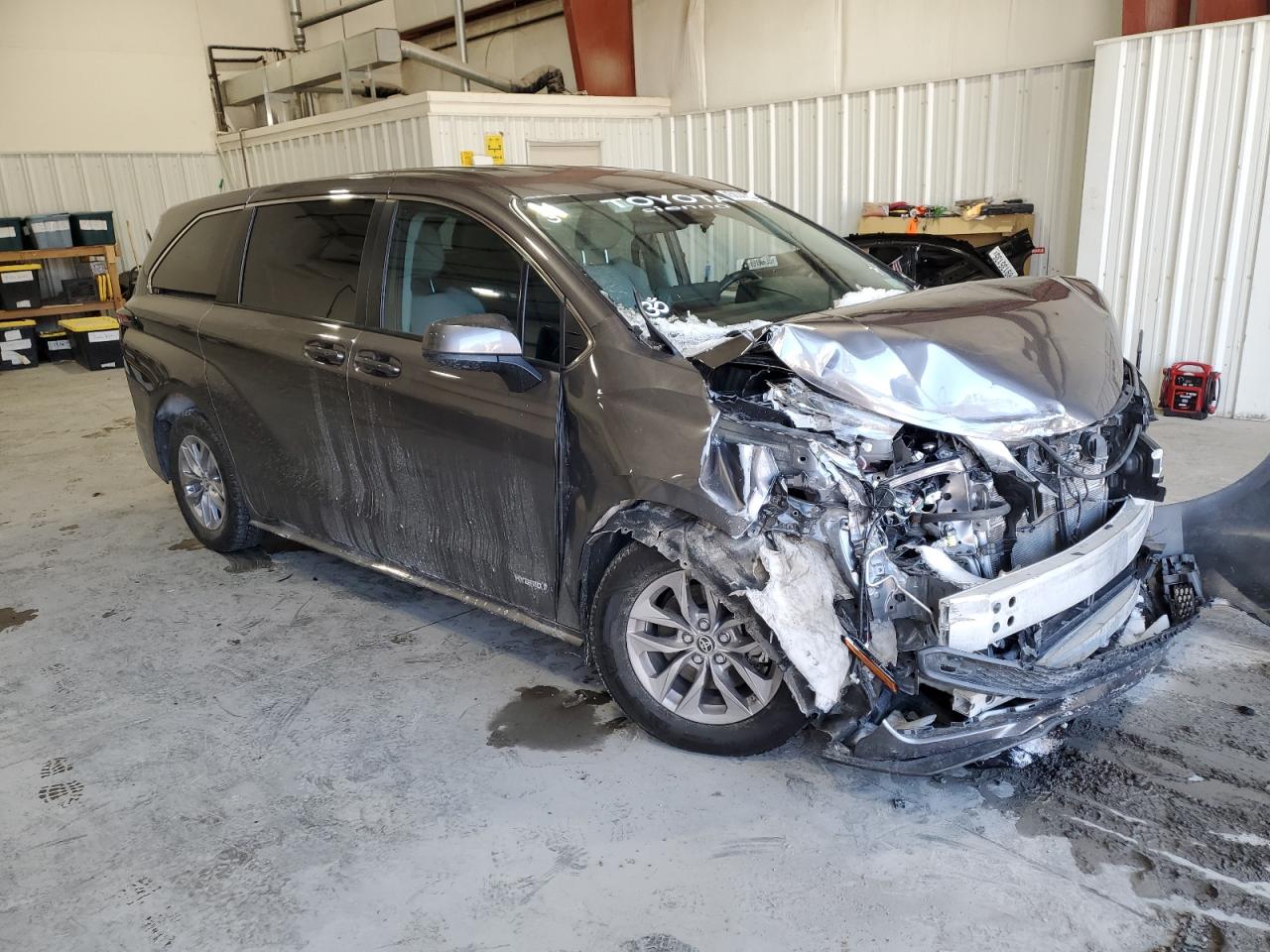 2021 Toyota Sienna VIN 5TDKRKEC4MS011406 Copart auction photo, front end damage thumbnail 4