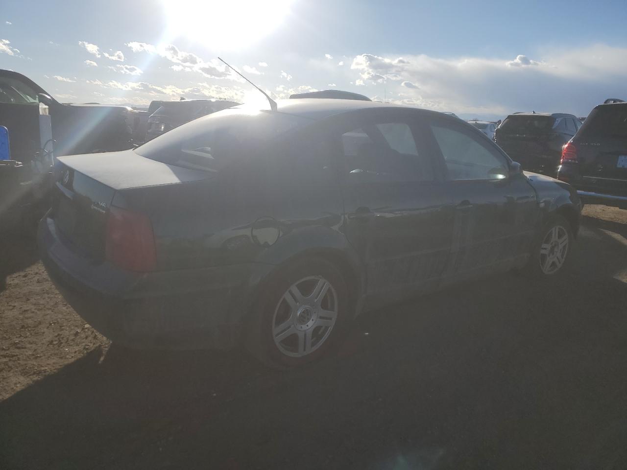 2000 Volkswagen Passat VIN WVWUH23B2YE284975 Copart auction photo, front end / mechanical damage thumbnail 3