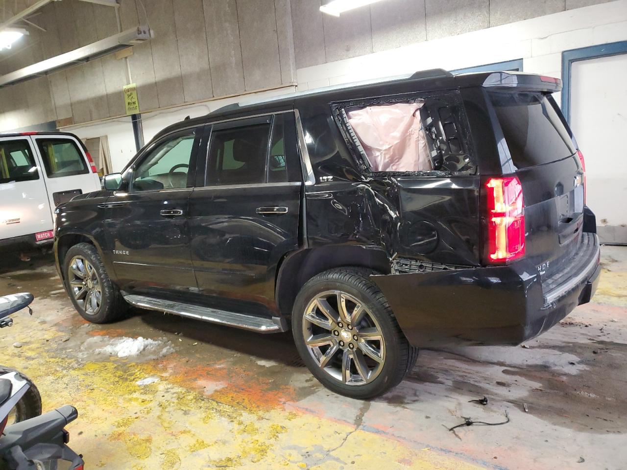 2016 Chevrolet Tahoe VIN 1GNSKCKC3GR112252 Copart auction photo, rear end / minor dent/scratches damage thumbnail 2
