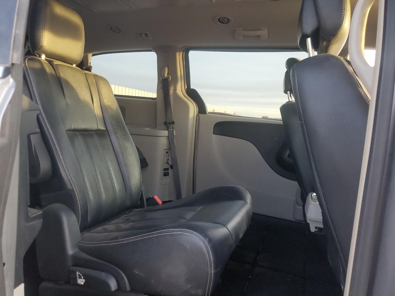2016 Chrysler Town & Country VIN 2C4RC1BG7GR300942 Copart auction photo, side / minor dent/scratches damage thumbnail 12