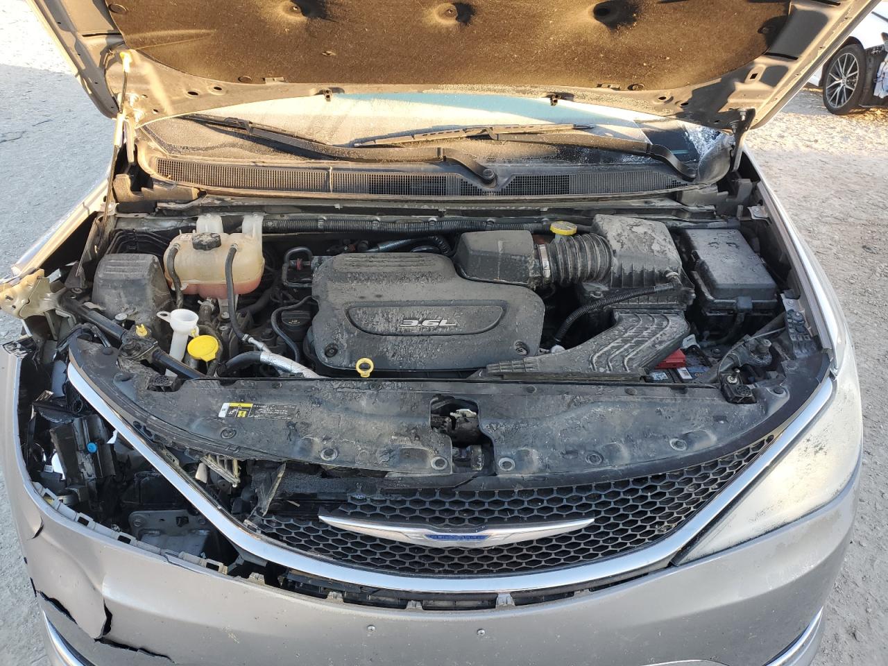 2018 Chrysler Pacifica VIN 2C4RC1BG2JR269347 Copart auction photo, front end / minor dent/scratches damage thumbnail 12